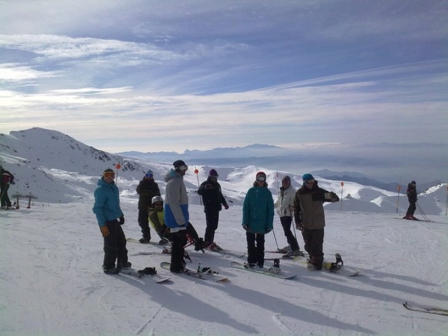 Grupo de snowboarders